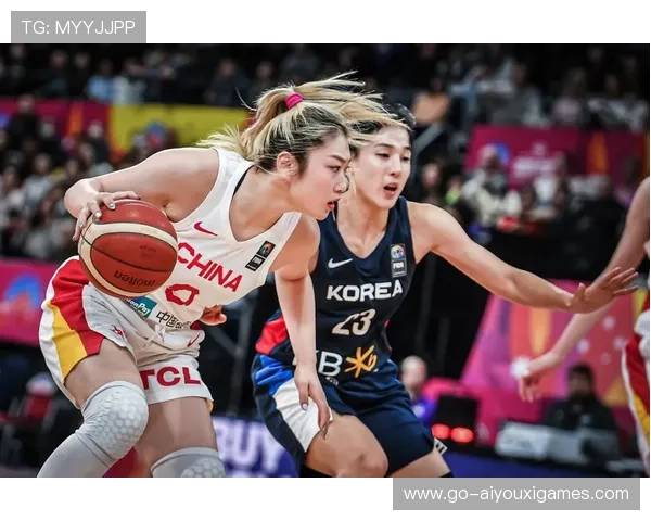 女篮姑娘笑对艰难的背影——逆境中的坚韧与梦想