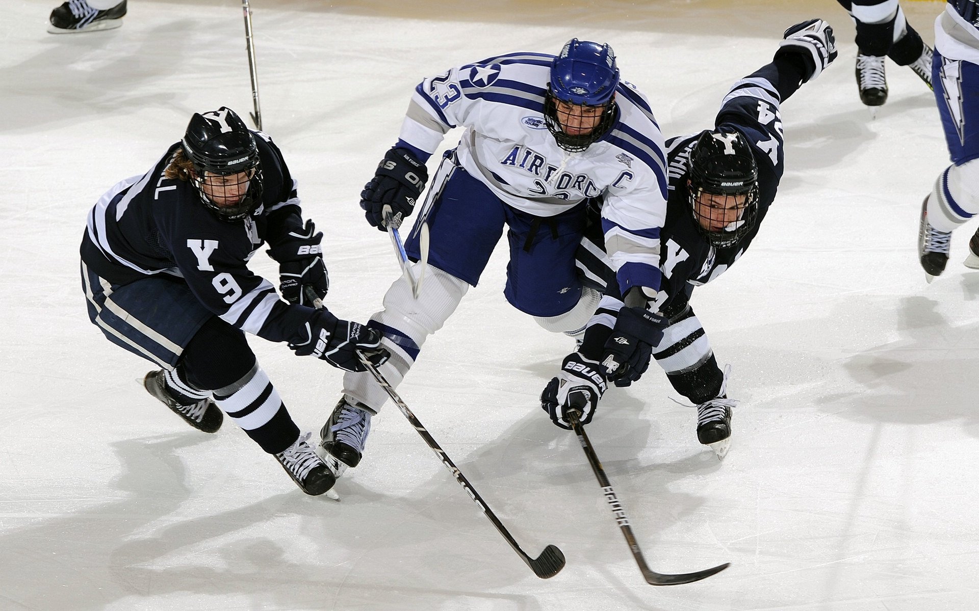 爱游戏体育-高压防线成功压制对方前插，高压线怎么做防护