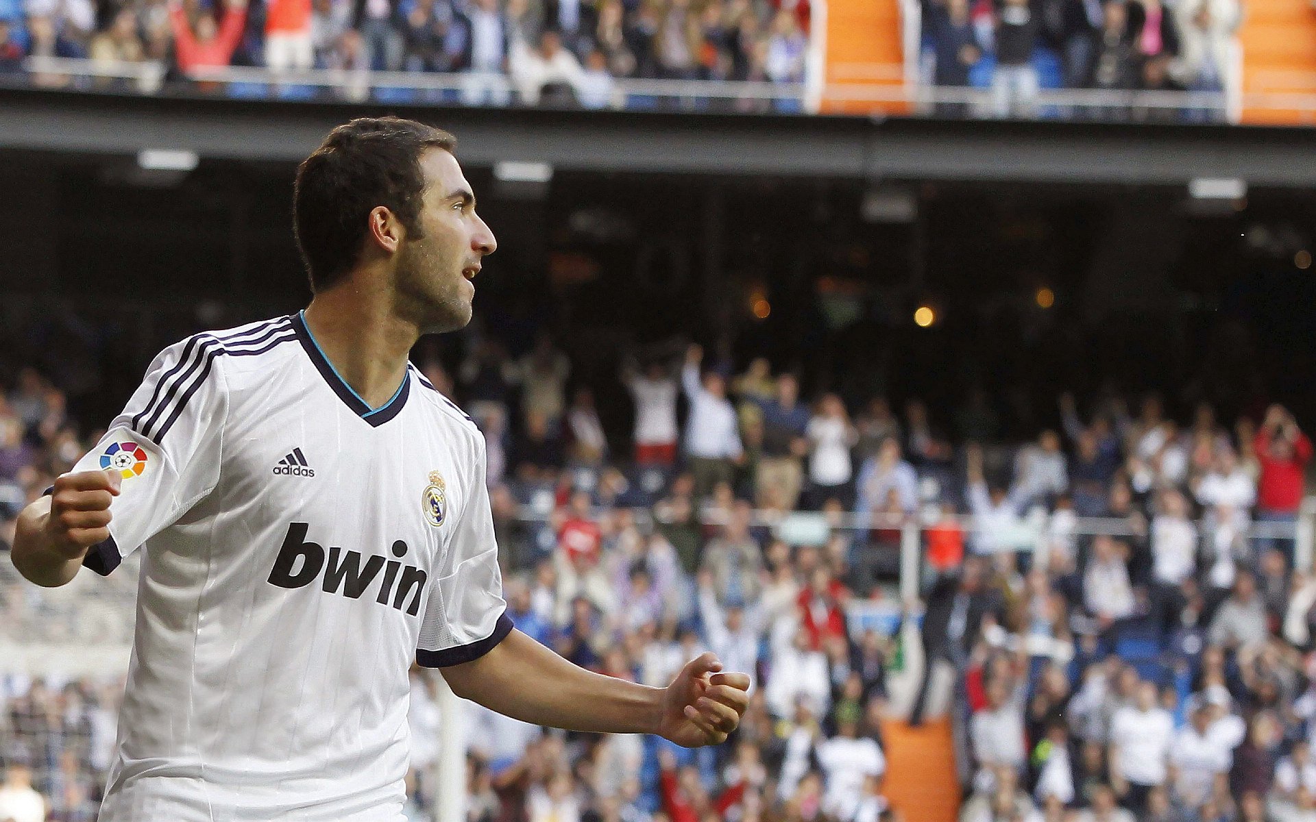 爱游戏综合娱乐-哈兰德双响创历史，曼城主场轻取伯恩茅斯，哈兰德穿曼城球衣